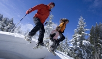 Familie beim Schneeschuhwandern im Tiroler Oberland Familie beim Schneeschuhwandern im Tiroler Oberland