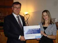 Freuen sich über den Tombolaerfolg: Dr. Marco Ospelt (l.) und Melanie Spitz (r.)