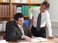 Christoph P. Hawuka (links) ist neu in der Fachanwaltskanzlei Willi & Janocha. Rechts Georg Willi Christoph P. Hawuka (links) ist neu in der Fachanwaltskanzlei Willi & Janocha. Rechts Georg Willi