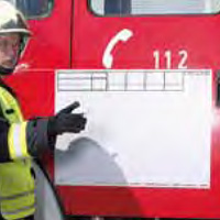 Die beschreibbare Folie „Taktifol Fire“ haftet dank statischer Aufladung auch auf Fahrzeugen Die beschreibbare Folie „Taktifol Fire“ haftet dank statischer Aufladung auch auf Fahrzeugen