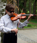 Blinder Junge aus Tchernobyl spielt Violine (aus der Besuchergruppe 2005)
