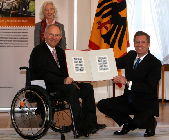 Finanzminister Schäubleübergibt