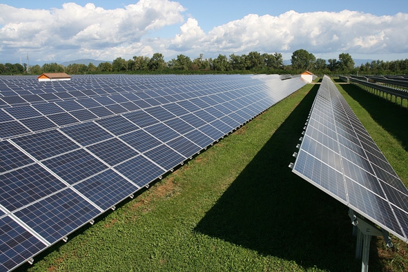 IBC SOLAR baut Großprojektgeschäft aus undübergibt 11,2 MW-Solarpark an Allianz IBC SOLAR baut Großprojektgeschäft aus undübergibt 11,2 MW-Solarpark an Allianz