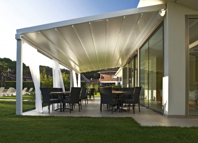 Perfekt geschützt in der Outdoor-Lounge Perfekt geschützt in der Outdoor-Lounge