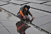 Endmontage der Solaranlage bei AICON Endmontage der Solaranlage bei AICON