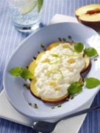 Sommerlicher Hochgenuss: Milchreis mit Pfirsich-Maracujaquark und Pistazien