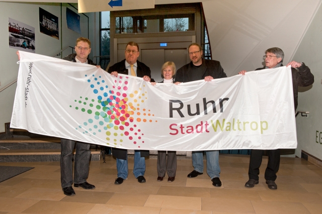 Werbeagentur Drei Elementeübergibt Ruhrstadt-Flagge an die Stadt Waltrop