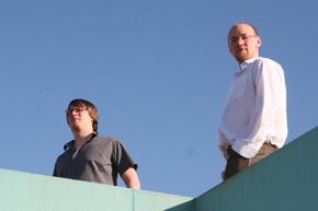 Dr. Benjamin Senior (rechts) und Amos Engelking (links)