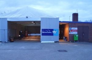 Wo einst eine drei gassige Prüfhalle stand, bietet derzeit ein Zelt der noch verbliebenen Prüfbahn.