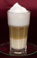Ein leckerer, frisch gebrühter Latte Macchiato mit herrlichem Milchschaum Ein leckerer, frisch gebrühter Latte Macchiato mit herrlichem Milchschaum
