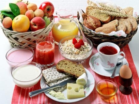Frühstücken und Gewichtsreduktion verträgt sich nur bedingt Frühstücken und Gewichtsreduktion verträgt sich nur bedingt