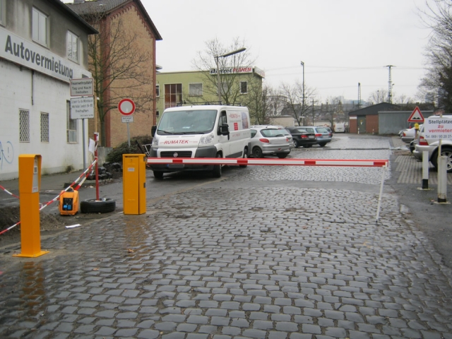 Rumatek montiert automatische Schranke mit Codetaster in Frankfurt, Schweitzer Straße Rumatek montiert automatische Schranke mit Codetaster in Frankfurt, Schweitzer Straße