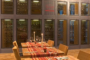 Blick auf das klimatisierte Weinregal mit riesigem Weinangebot