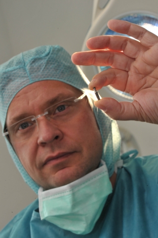 Zahnmedizin: Brücke oder Implantat - was ist die bessere Wahl? Zahnmedizin: Brücke oder Implantat - was ist die bessere Wahl?