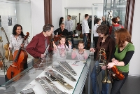 Musiker-Reisegruppe im Framus Museum Markneukirchen Musiker-Reisegruppe im Framus Museum Markneukirchen