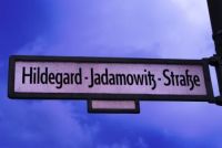 Straßenschild für die Frau im Widerstand - stadt im ohr Straßenschild für die Frau im Widerstand - stadt im ohr