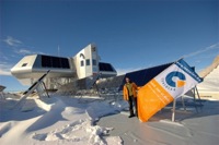 Thomas Gillon von Consolar vor der Polarstation “Princess Elisabeth” in der Antarktis Thomas Gillon von Consolar vor der Polarstation “Princess Elisabeth” in der Antarktis
