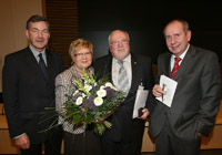 Werner Fischer mit Frau Anne, mit DIN-Direktor Dr. Bahke und DIN-Präsident Prof. Dr.-Ing. Homann. Werner Fischer mit Frau Anne, mit DIN-Direktor Dr. Bahke und DIN-Präsident Prof. Dr.-Ing. Homann.