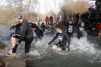 Die Lauer mit ihrer schnellen Strömung und dem steinigen Flussbett muss mehrmals überwunden werden Die Lauer mit ihrer schnellen Strömung und dem steinigen Flussbett muss mehrmals überwunden werden