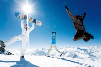 Springende Snowboarder auf dem Gletscher Springende Snowboarder auf dem Gletscher