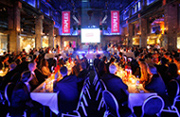 Festliche Stimmung in der Industriehalle