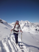 Skifahrerin im Gelände Skifahrerin im Gelände
