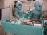 Mit Toul Instrumententisch werden die Instrumente und Implantate selbst bei sehr langen Operationen