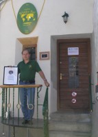 Inhaber Gunter Sommer mit Guinness World Record Urkunde