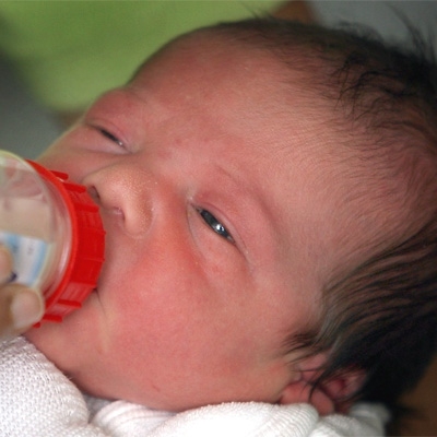 Wenn Babies zu früh feste Nahrung bekommen drohtÜbergewicht Wenn Babies zu früh feste Nahrung bekommen drohtÜbergewicht