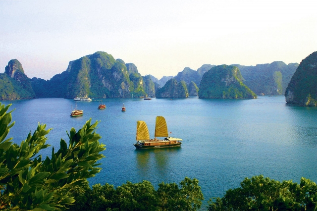 Auf einer Dschunke durch die mystische Halong-Bucht Auf einer Dschunke durch die mystische Halong-Bucht