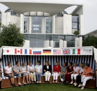 Bundeskanzlerin Angela Merkel mit „Staatsbesuchern“ im berühmten G8-Strandkorb von Heiligendamm. Bundeskanzlerin Angela Merkel mit „Staatsbesuchern“ im berühmten G8-Strandkorb von Heiligendamm.