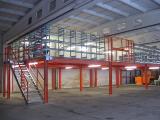Die Lagerhalle mit einer Stahlbaubühne und aufgesetzten Regalen. Die Lagerhalle mit einer Stahlbaubühne und aufgesetzten Regalen.