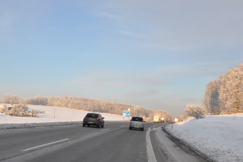 Wintersportler unterwegs - dichter Verkehr auf Zufahrtsstraßen Wintersportler unterwegs - dichter Verkehr auf Zufahrtsstraßen