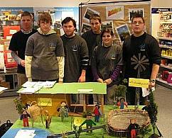 CJD-Mitarbeiter Peter Bissert (links) präsentiert mit einem Teil seines Teams das Hochteich-Modell CJD-Mitarbeiter Peter Bissert (links) präsentiert mit einem Teil seines Teams das Hochteich-Modell