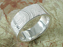 Fingerabdruck auf Silberring