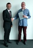 Gratulation durch Herrn Mitropoulus Leiter des Lehrgangs der HWK Oberhausen Gratulation durch Herrn Mitropoulus Leiter des Lehrgangs der HWK Oberhausen