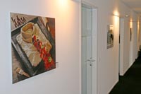Der Flur des Unternehmens Gulp wurde mit Bildern der Galerie neos art ausgestattet. Der Flur des Unternehmens Gulp wurde mit Bildern der Galerie neos art ausgestattet.