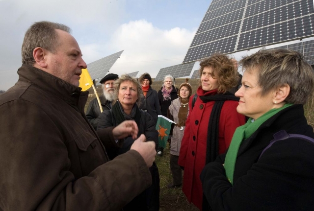 Renate Künast besichtigt Solarpark Sprendlingen