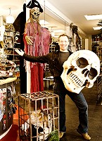Geisterjäger Bernd Sondergeld mit einigen seiner Trophäen für Halloween. Foto: www.herzogfoto.de Geisterjäger Bernd Sondergeld mit einigen seiner Trophäen für Halloween. Foto: www.herzogfoto.de