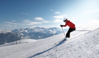 Skifahrerin auf der Piste Skifahrerin auf der Piste