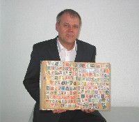 Senator Daiger mit den ersten Briefmarken der Welt Senator Daiger mit den ersten Briefmarken der Welt