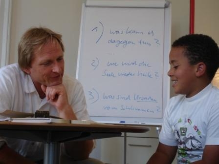 Wie Kinder wieder lachen lernen: Hilfe nach dem Trauma. Ankerland e.V. unterstützt den ARD-Dokumenta Wie Kinder wieder lachen lernen: Hilfe nach dem Trauma. Ankerland e.V. unterstützt den ARD-Dokumenta