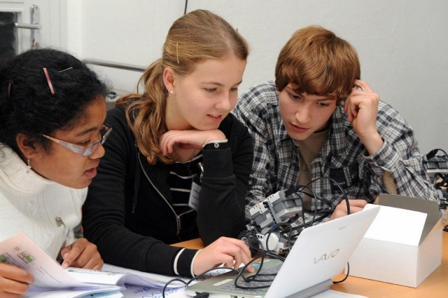 Fraunhofer Academy präsentiert iPad-Lern-App und neue IuK-Weiterbildung auf der CeBIT Fraunhofer Academy präsentiert iPad-Lern-App und neue IuK-Weiterbildung auf der CeBIT