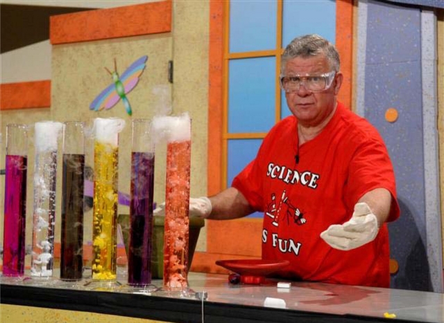 US-Professor Shakhashiri mit Chemie-Show im Continium US-Professor Shakhashiri mit Chemie-Show im Continium
