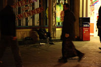 Obdachloser vor einer Spielbank auf der Reeperbahn in Hamburg. Foto: Projektoffice