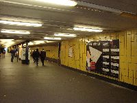 Der Wegweiser am Rosa-Luxemburg-Platz Der Wegweiser am Rosa-Luxemburg-Platz