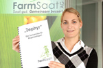 Stephanie Preller, Produktmanagerin der FarmSaat AG, mit Produktinformationen zur neuen Biogasrübe Stephanie Preller, Produktmanagerin der FarmSaat AG, mit Produktinformationen zur neuen Biogasrübe