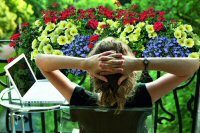 Farbenfrohe Pflanzenpracht auf dem Balkon