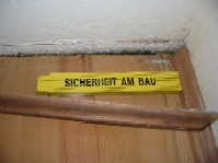 Schimmelpilzbefall im Unterboden Schimmelpilzbefall im Unterboden