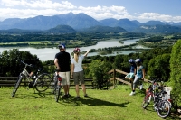 Familie bei Radausflug mit Blick auf Drau